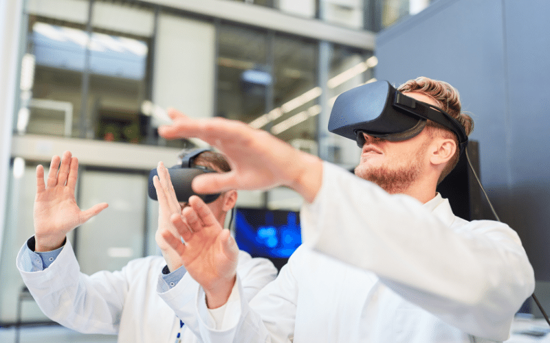 Forscher mit Virtual-Reality Brille